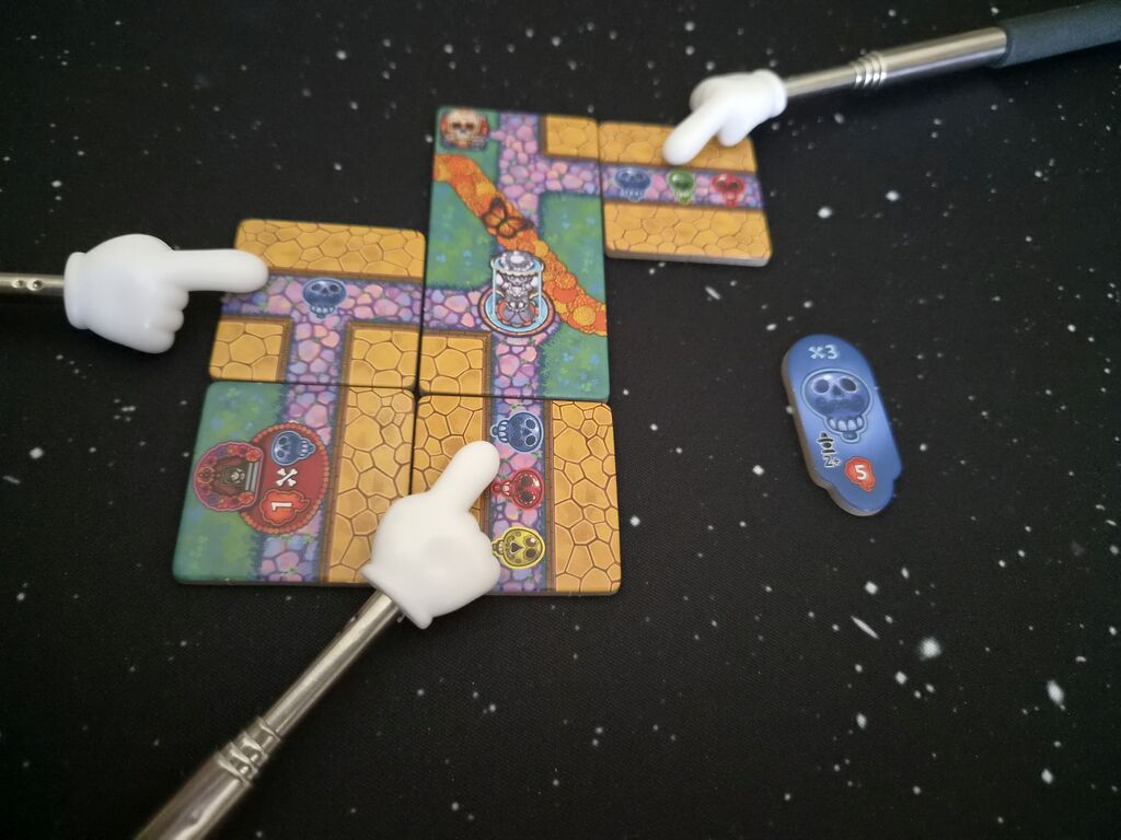 Quadratische Plättchen mit Straßen und Deko aus "Viva Catrina".