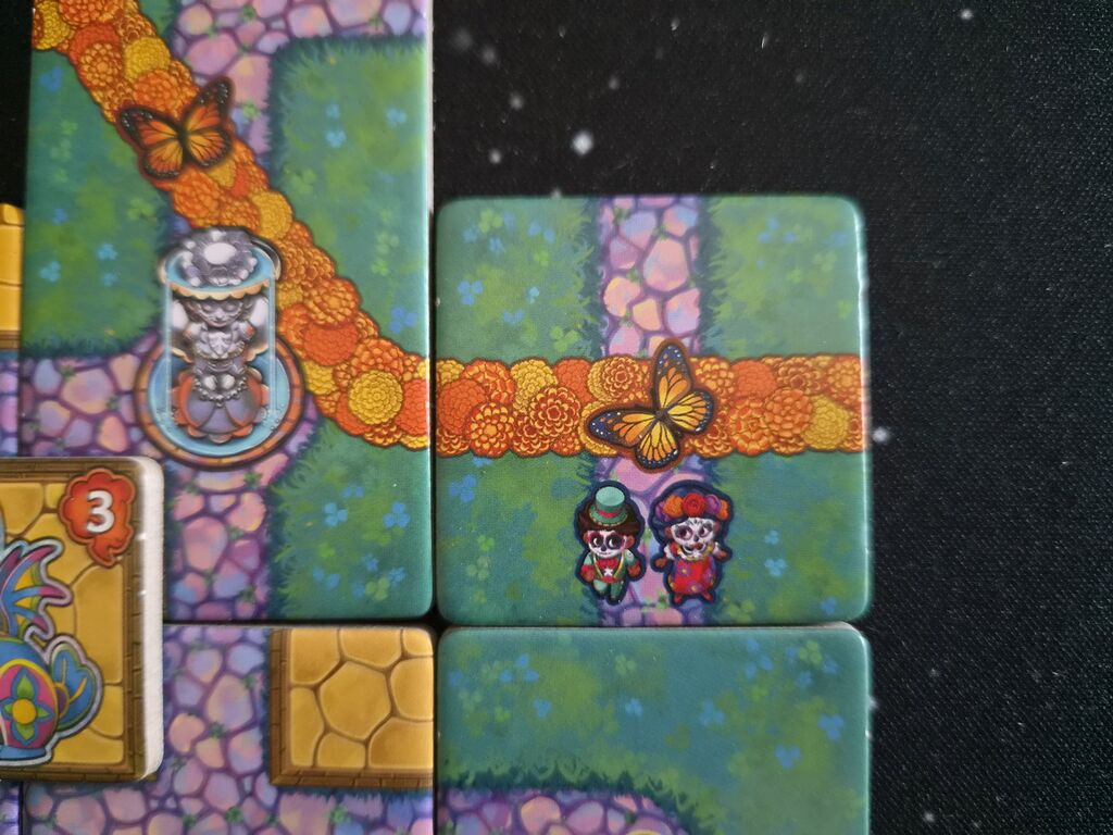 Plättchen mit Figuren und Wegen.