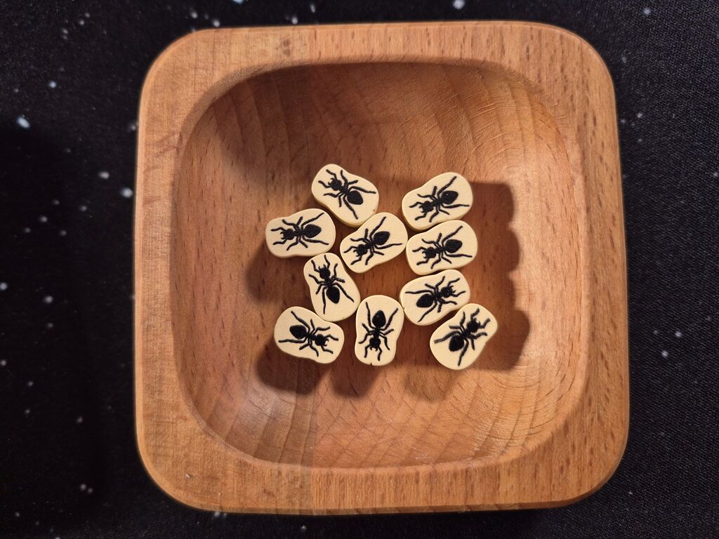 Holzschale mit Ameisen-Holzmarkern.