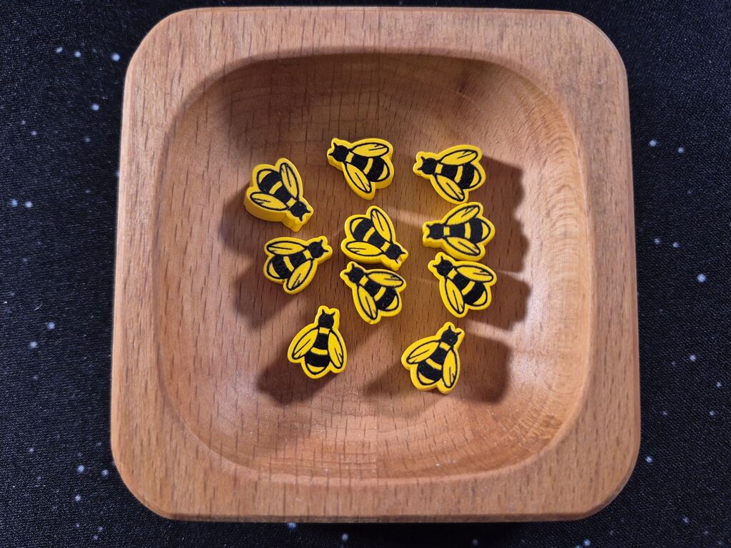 Holzschale mit Bienenmarkern aus Holz.