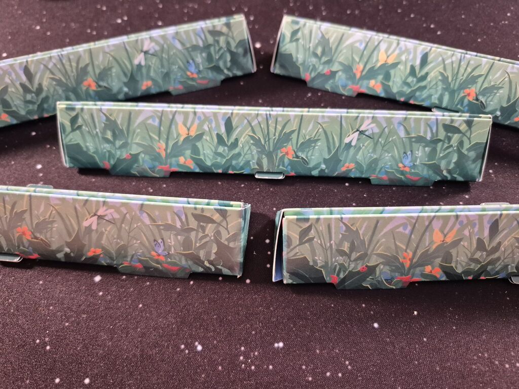 Aus Karton zusammengesteckte Wiesen, in die man Blumenplättchen stecken kann.