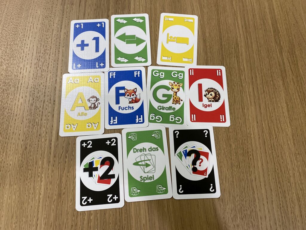 Karten mit Symbolen oder Buchstaben und weißem Rand.