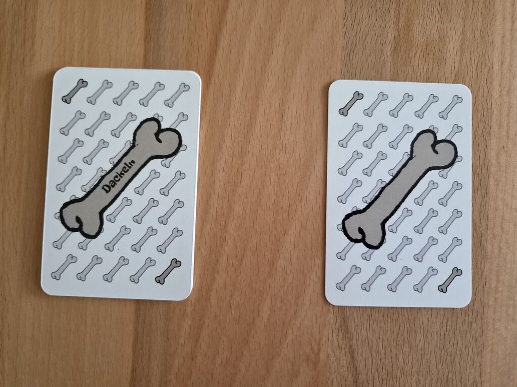 Zwei Karten mit Knochen.