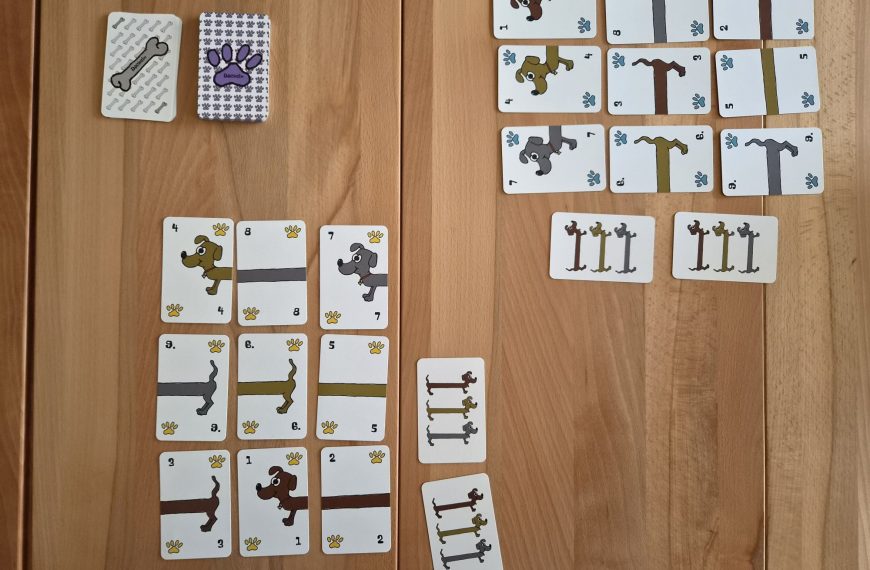 Spielmaterial von "Dackeln" im Spielaufbau.