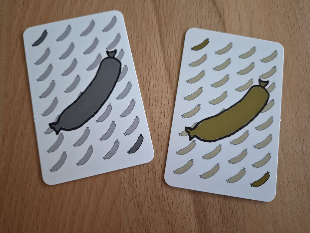 Zwei Karten mit Würstchen.