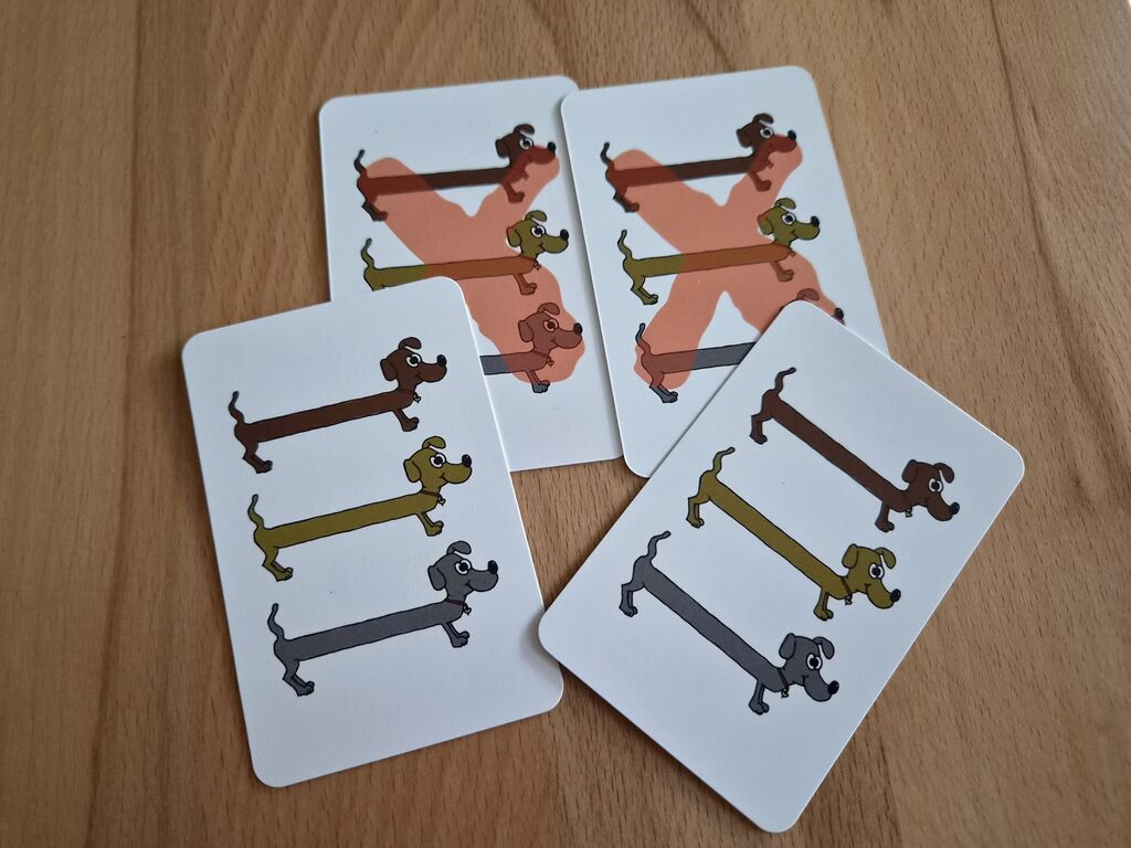 Vier Karten mit je drei Dackeln.
