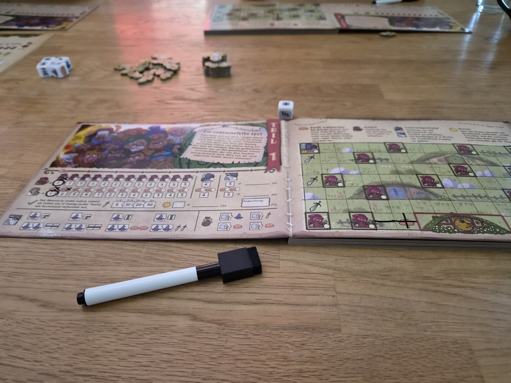 Spielmaterial auf Tisch.