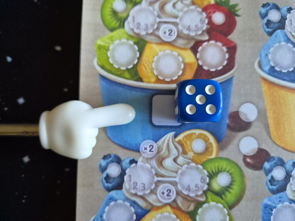Würfel aus "Dicecream" auf Blockblatt-Ausschnitt.