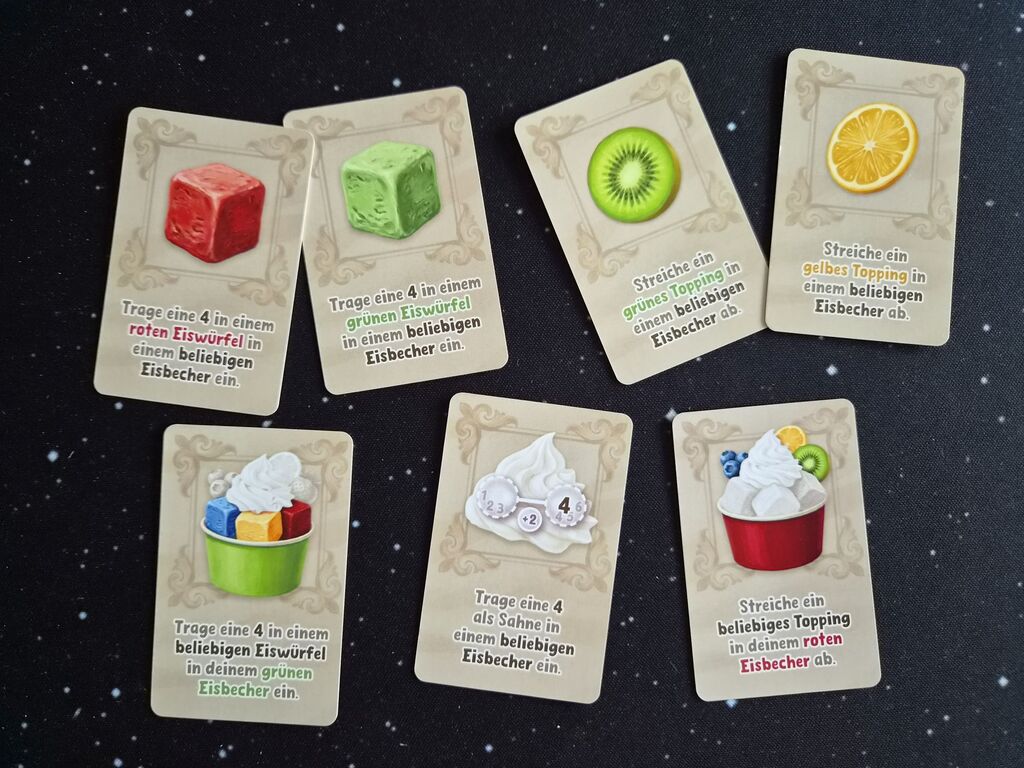 Sieben Karten mit Text und Illustration.