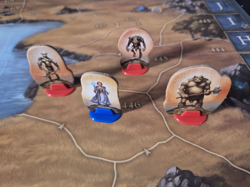 Spielplanausschnitt von "Die Legenden von Andor – das Ferne Land" mit vier Spielfiguren.