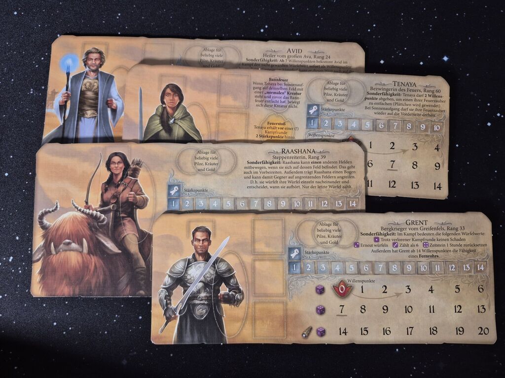 Vier Spielertableaus mit Skalen, Text und Illustration.