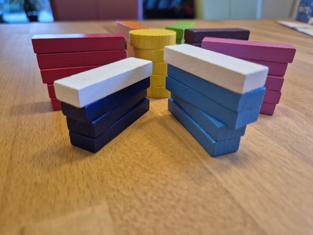 Gestapelte rechteckige Holzspielsteine.