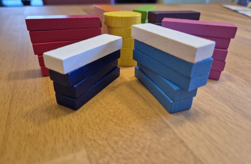 Gestapelte rechteckige Holzspielsteine.