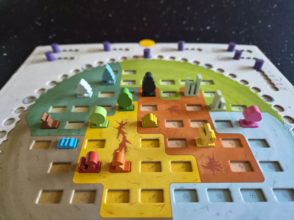 Viele verschiedene Baummarker auf Spielplan.