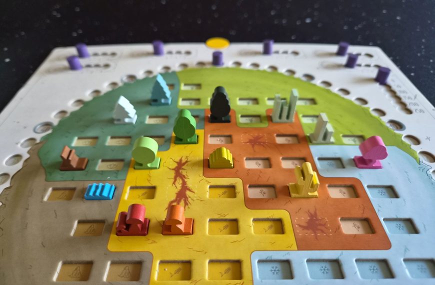 Viele verschiedene Baummarker auf Spielplan.