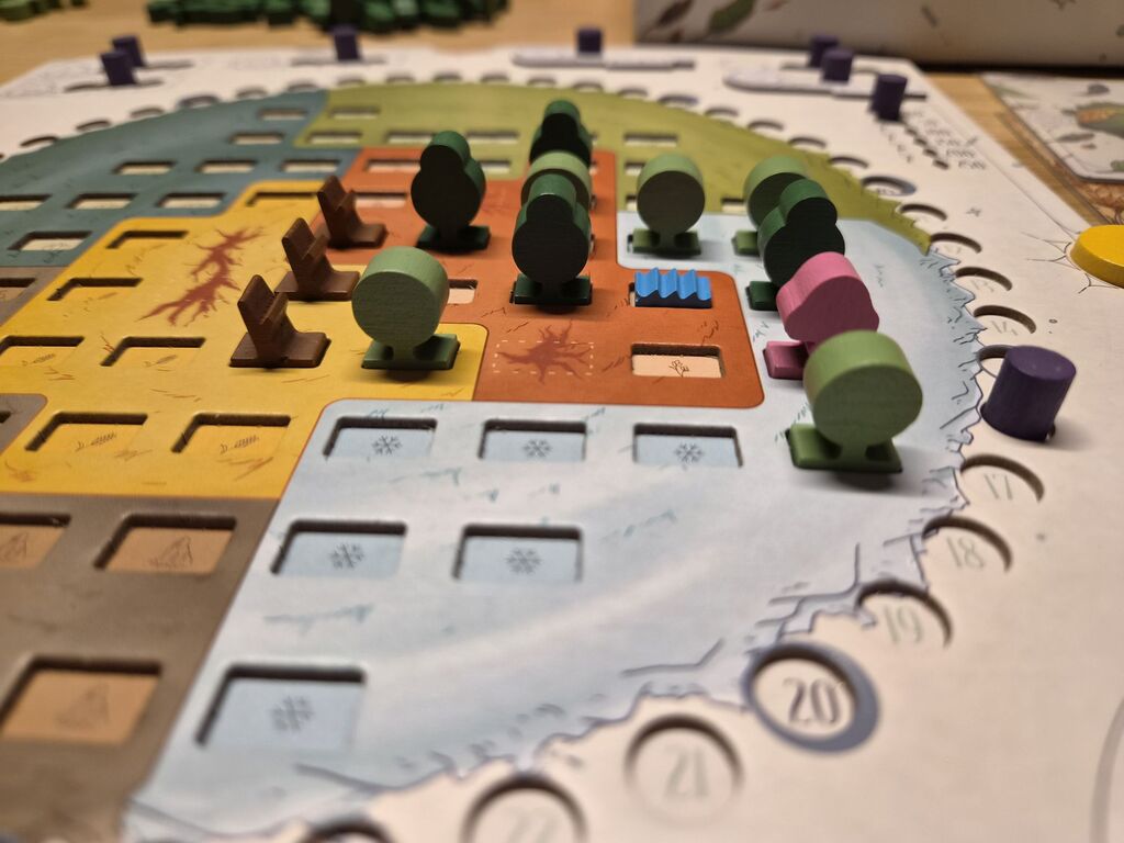 Verschiedene Bäume und andere Marker auf Spielplan.