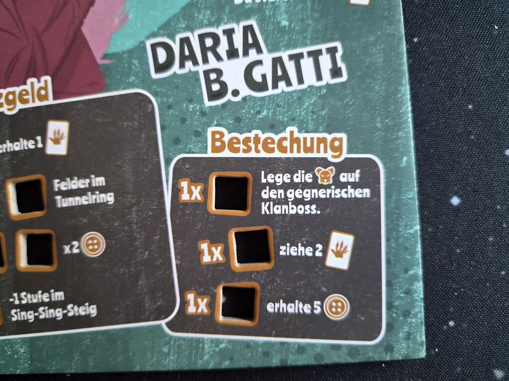 Ausschnitt aus Spielertableau mit Platz für drei Würfel, Text und Symbole.