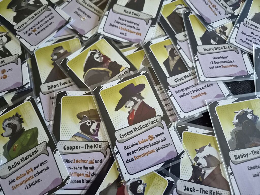 Karten mit Text und Gauner-Waschbären aus "Gangs of Trash City".