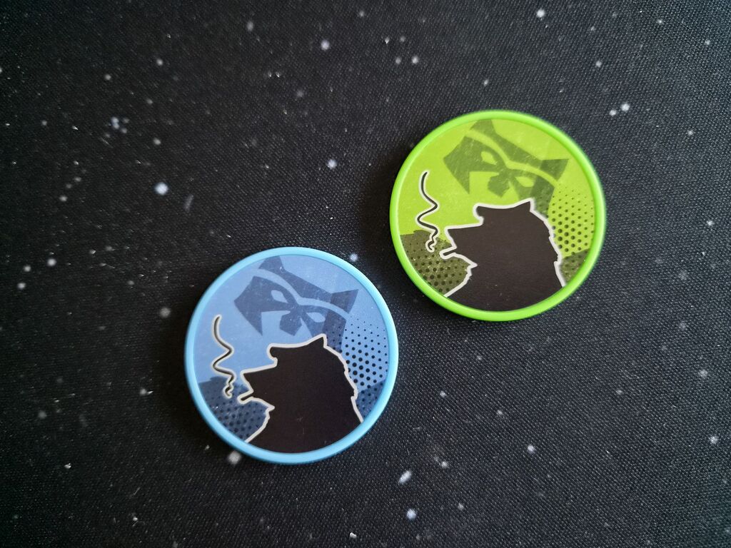 Grüner und blauer Chip mit Kopf von rauchendem Waschbär als Schatten.