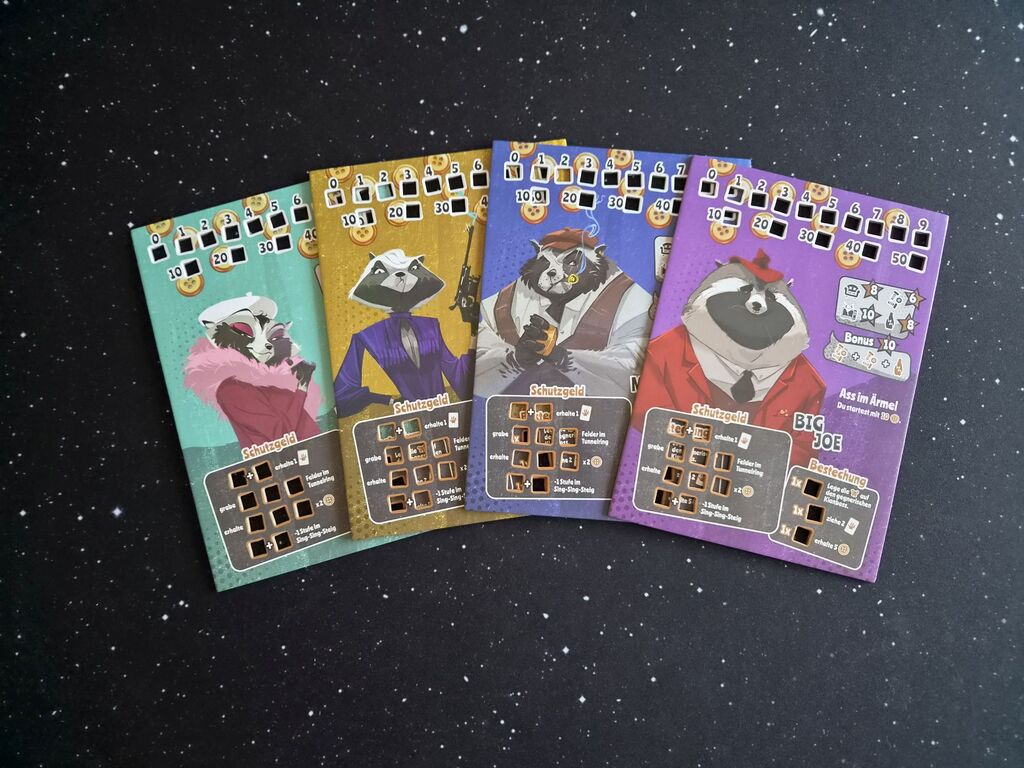 Vier Spielertableaus mit Illustration, Symbolen und Platz für Würfel.