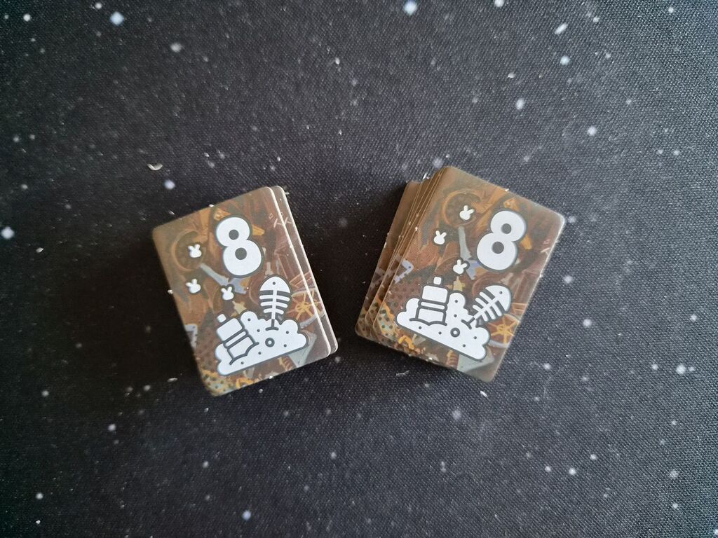Zwei Stapel Plättchen mit Zahl und Symbol.