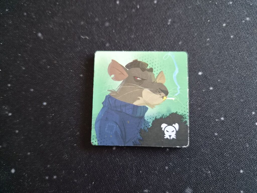 Plättchen mit böse schauender, rauchender Ratte.
