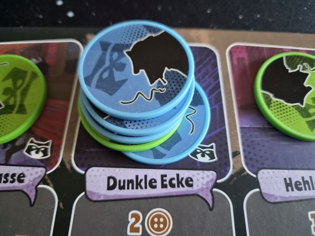 Chips auf Spielplan von "Gangs of Trash City".