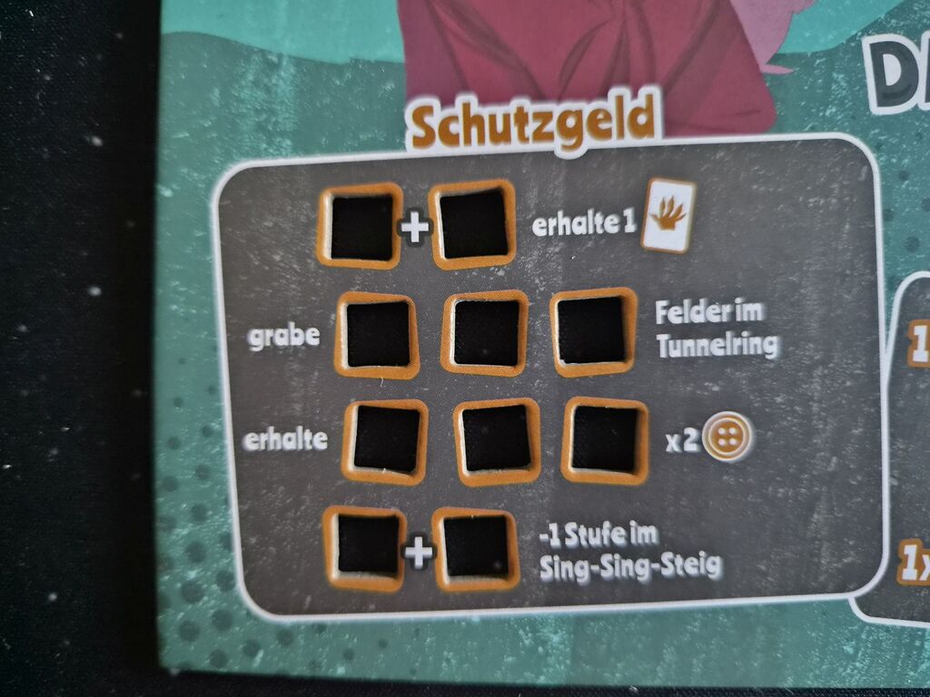 Spielplanausschnitt mit Text, Symbolen und Platz für weiße Würfel.