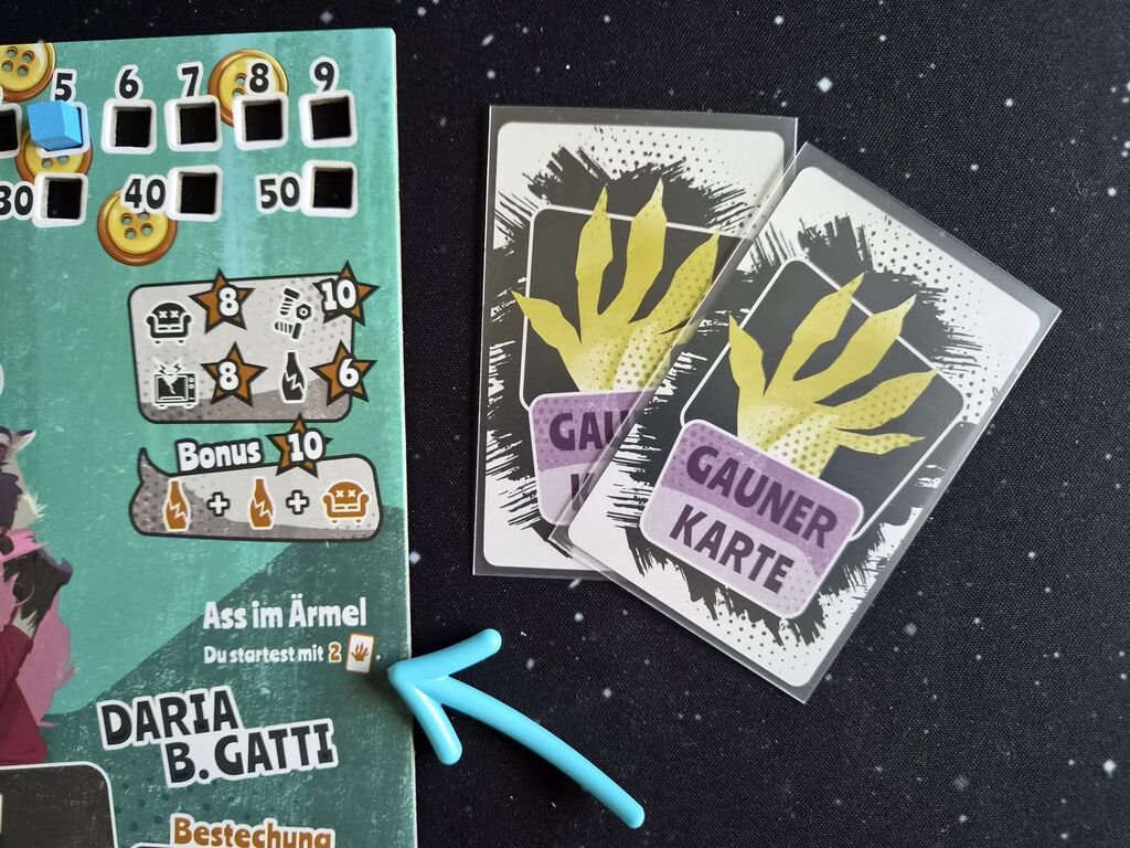 Pfeil zeigt auf Text und Symbol auf Spielertableau, daneben zwei Karten.