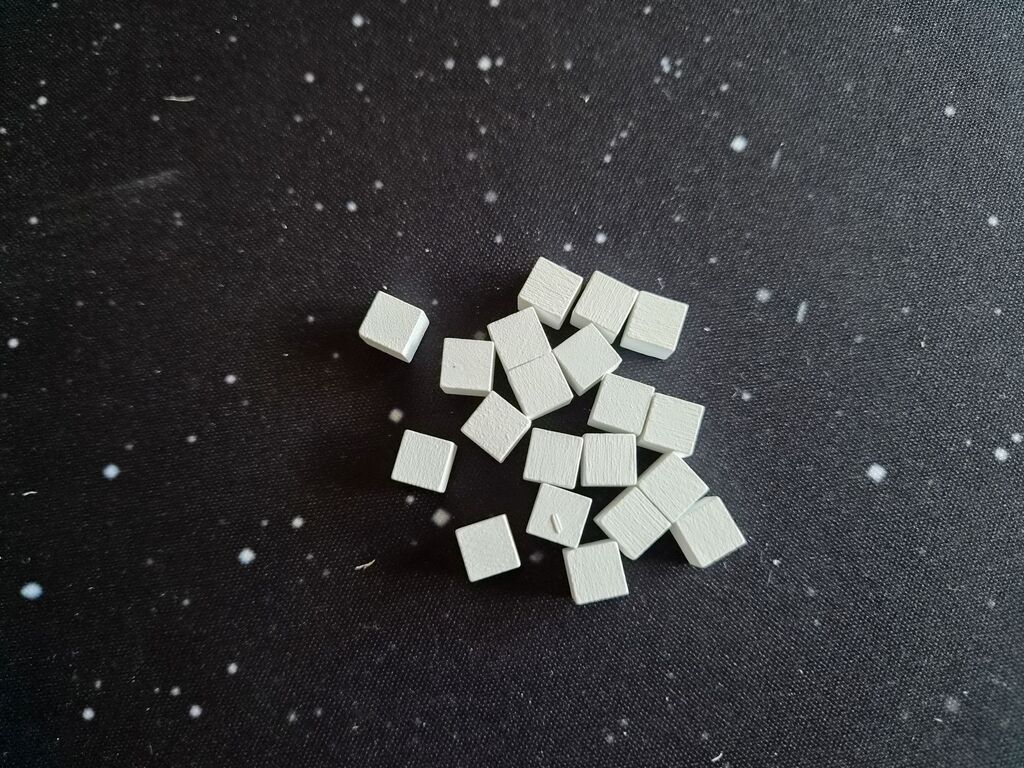 Weiße Holzwürfel.