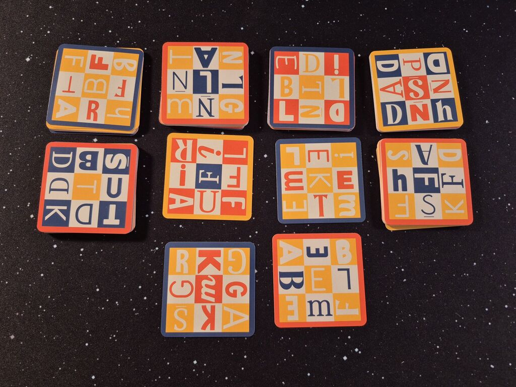 Quadratische Karten mit jeweils neun Buchstaben.