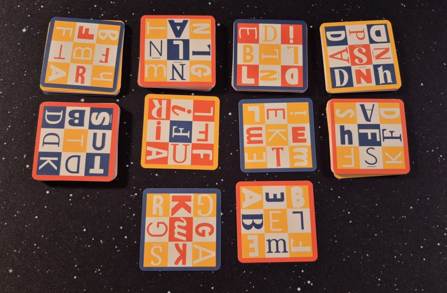 Quadratische Karten mit jeweils neun Buchstaben.