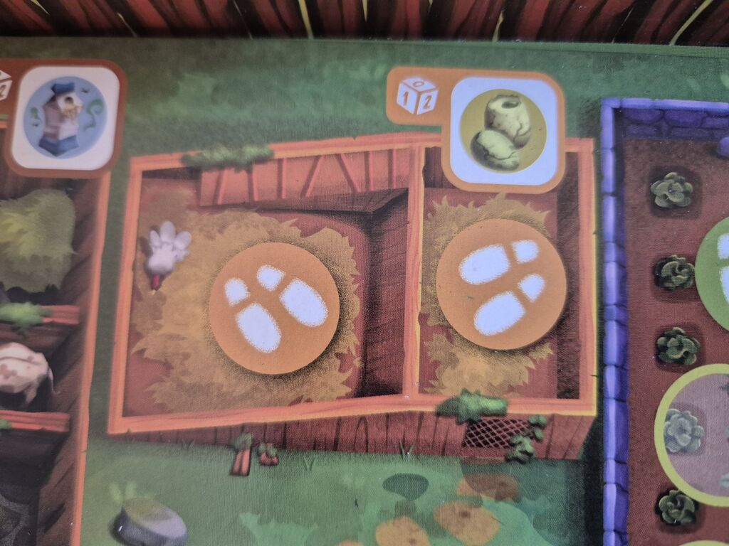 Spielplanausschnitt aus "Monsterhunger" mit Hühnerstall und zwei Feldern für Spielfiguren.