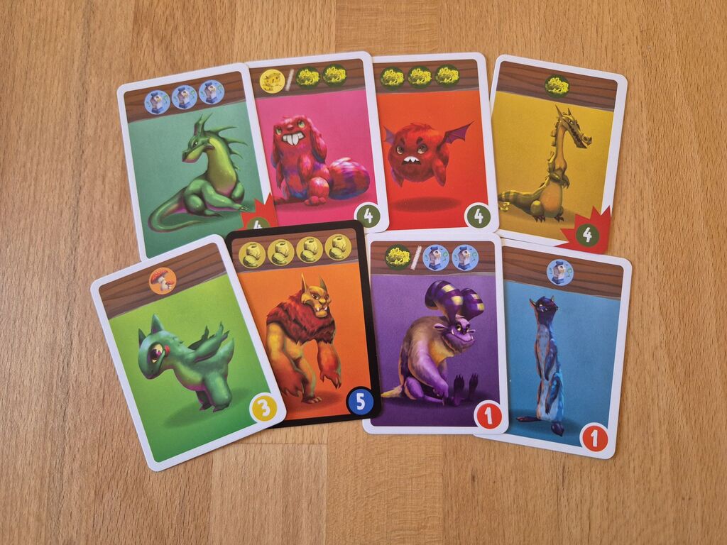 Acht Karten mit goldigen Monstern und Symbolen aus "Monsterhunger".