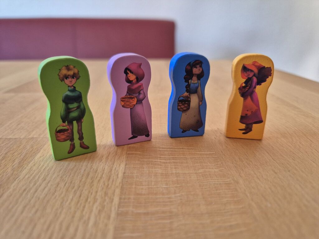 Vier bunte Spielfiguren.
