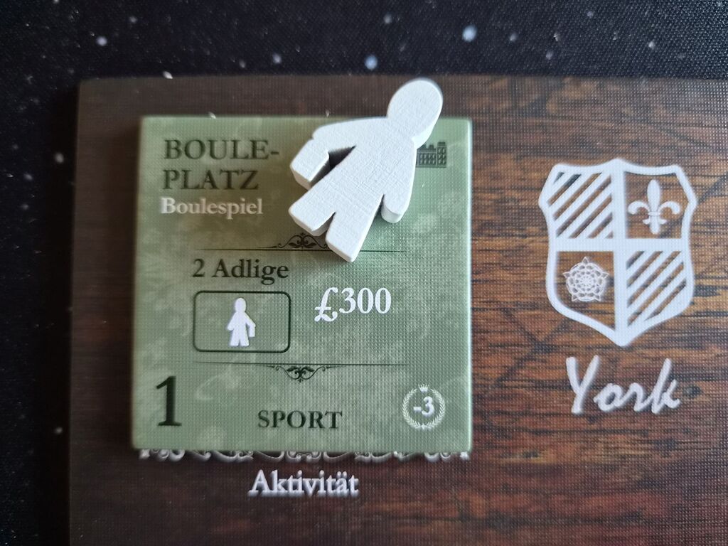 Weiße Spielfigur auf Plättchen auf Spielertableau.