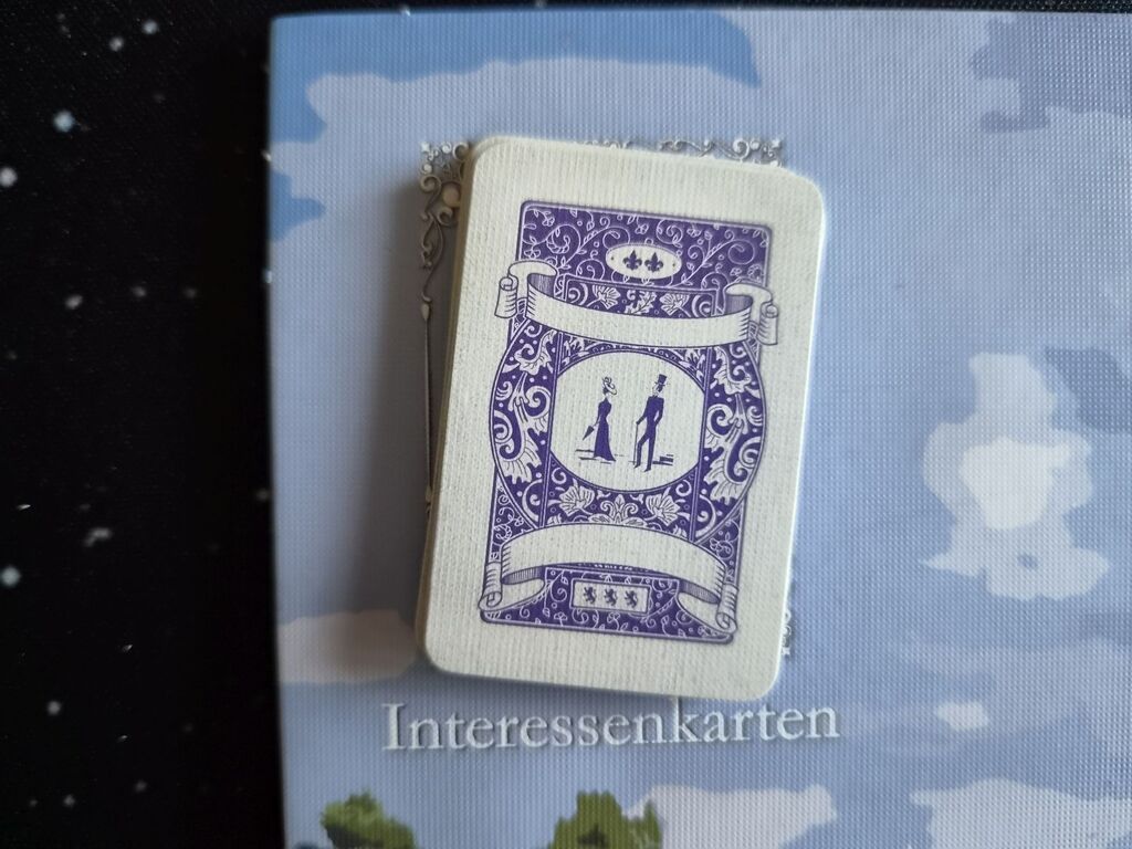 Kartenstapel auf Spielplanausschnitt.