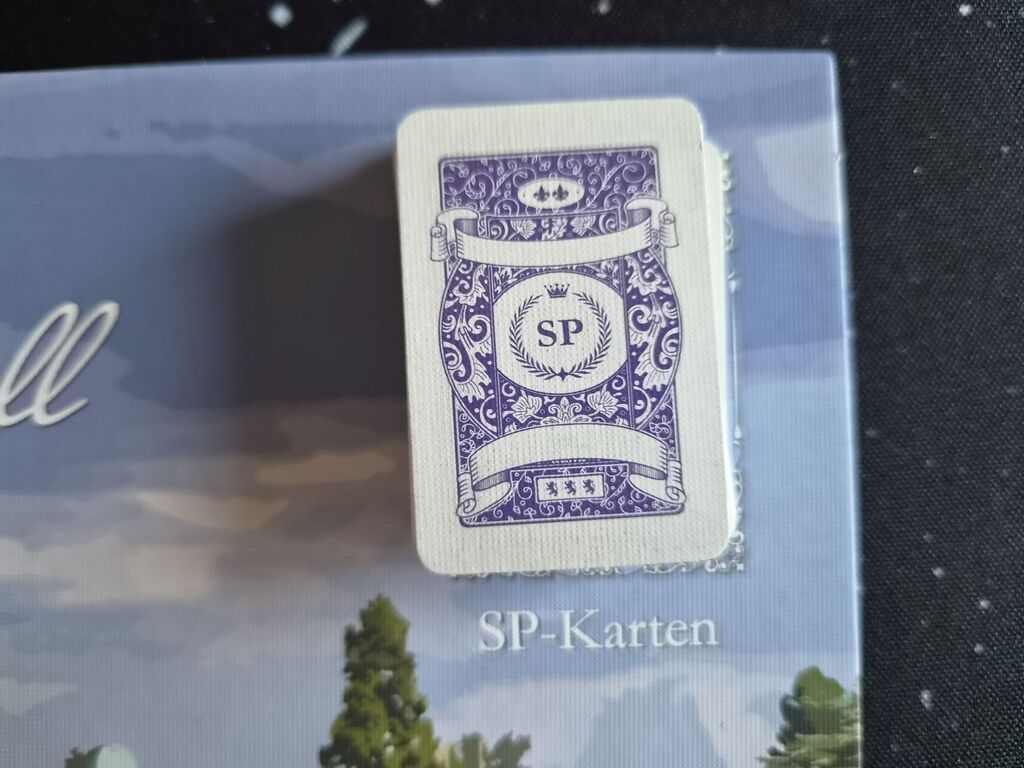 Kartenstapel auf Spielplanausschnitt.