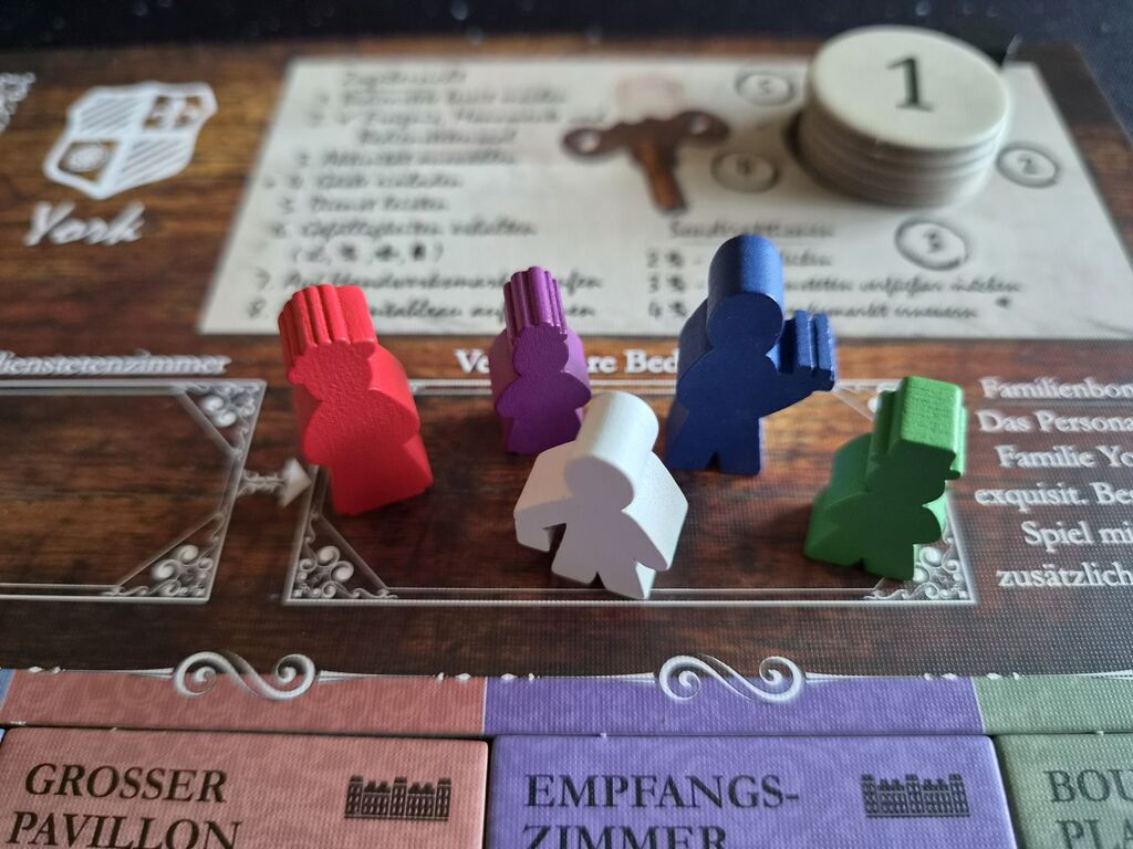 Fünf unterschiedlich geformte Spielfiguren auf Spielertableau.