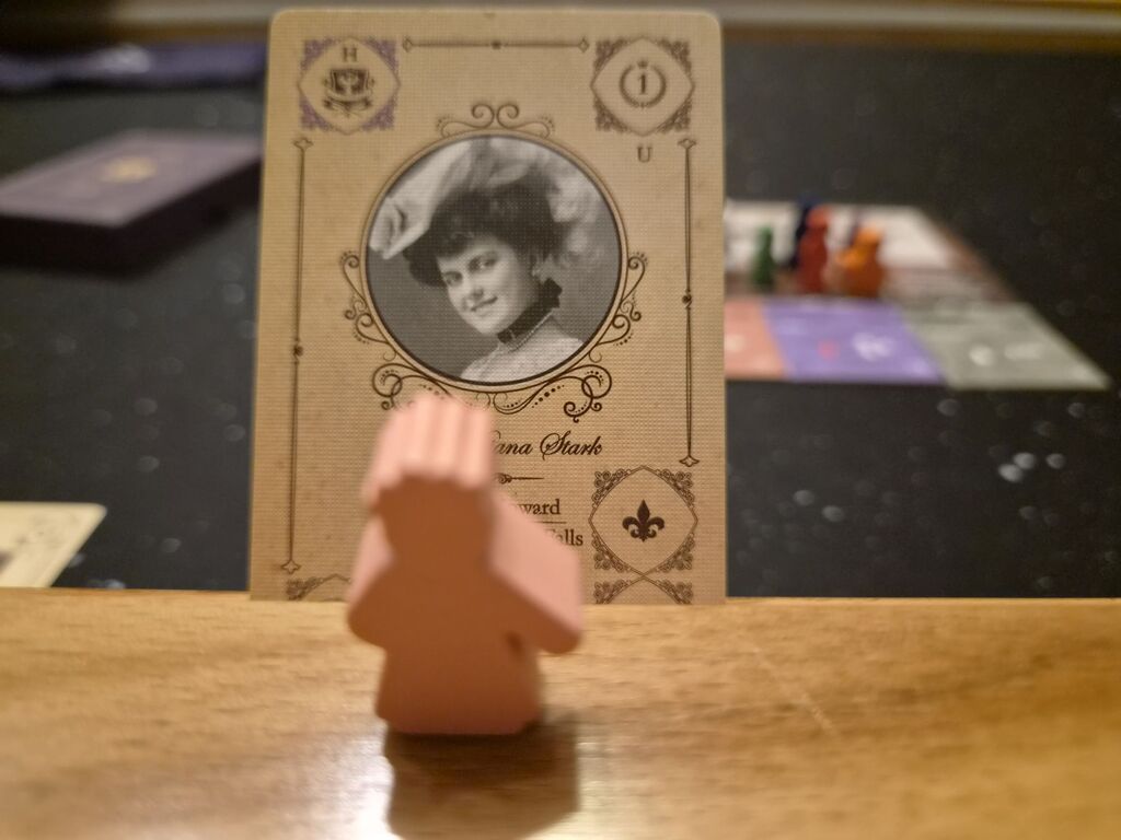 Spielfigur vor Karte.