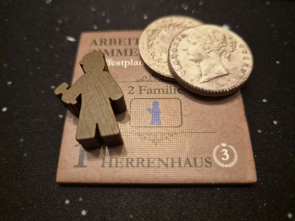 Spielfigur und zwei Münzen auf Plättchen.