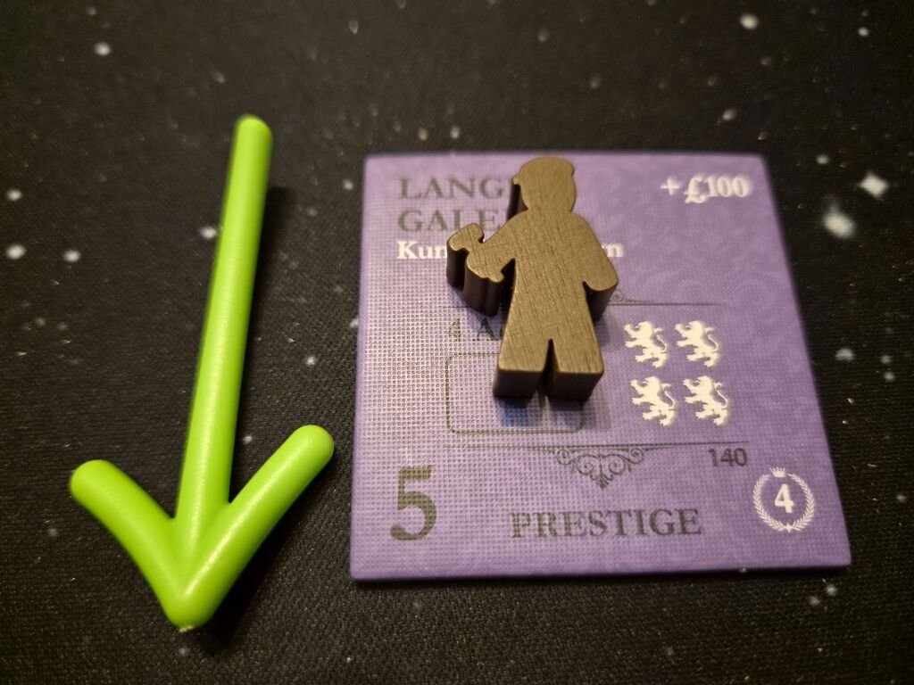 Spielfigur auf Plättchen, daneben Pfeil nach unten.