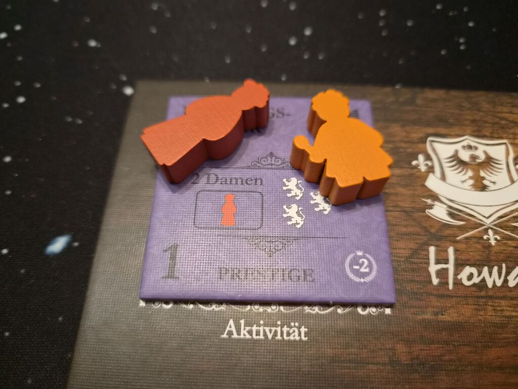 Zwei Spielfiguren auf Plättchen.