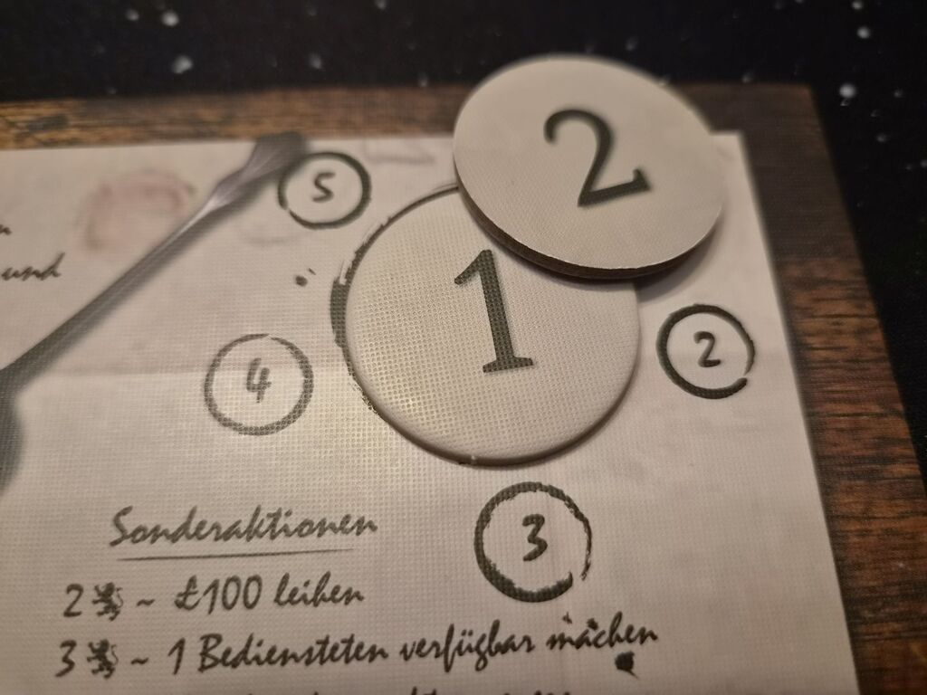 Zahlplättchen auf Spielplanausschnitt von "Obsession – Upstairs, Downstairs".