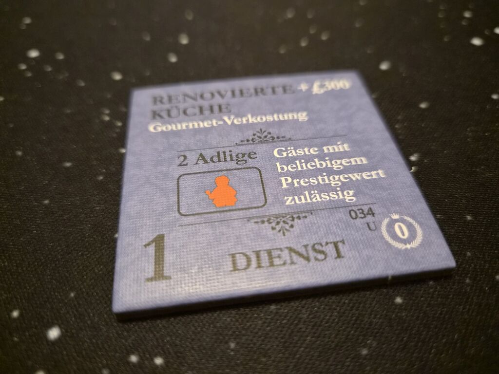 Plättchen mit Text und Symbolen.