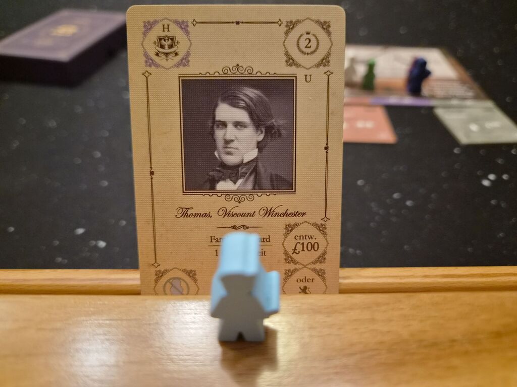 Spielfigur vor Karte.