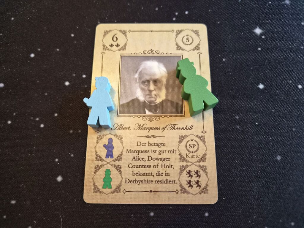 Zwei Spielfiguren auf Karte mit Text, Bild von altem Mann und Symbolen.