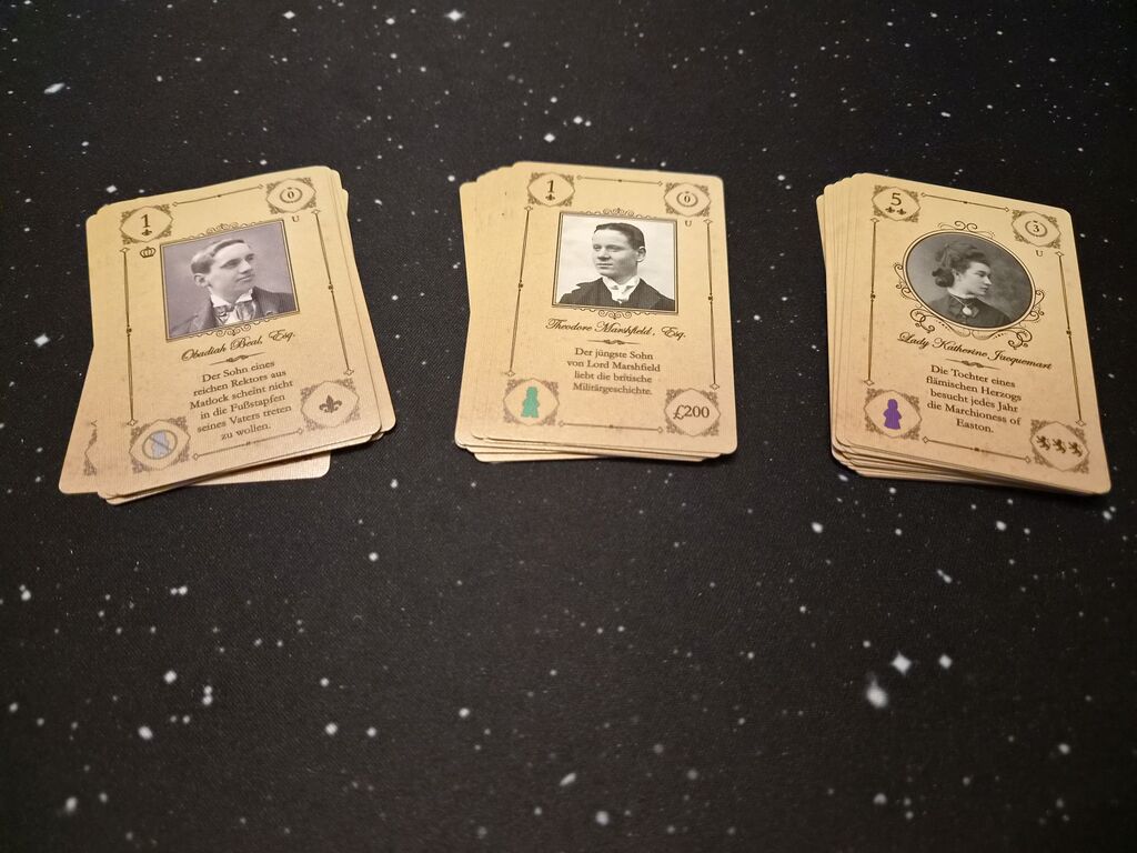 Drei Stapel Karten.