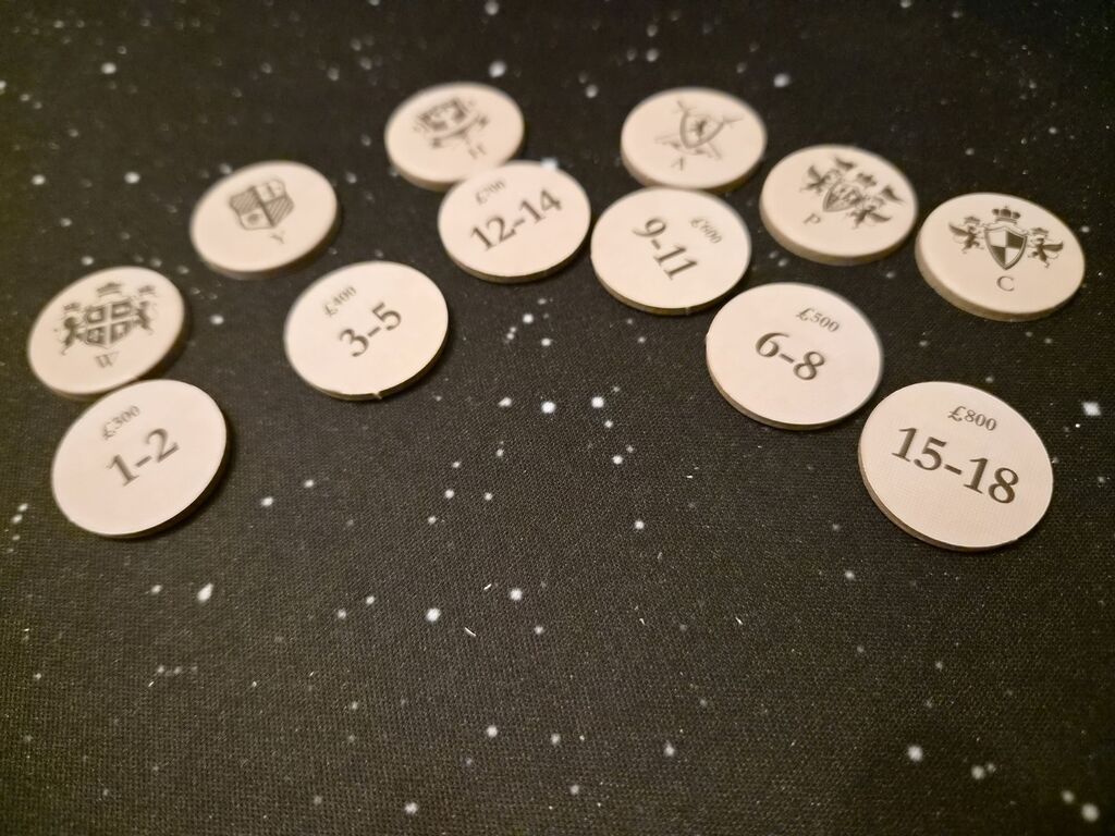 Spielchips mit Zahlen und Wappen.