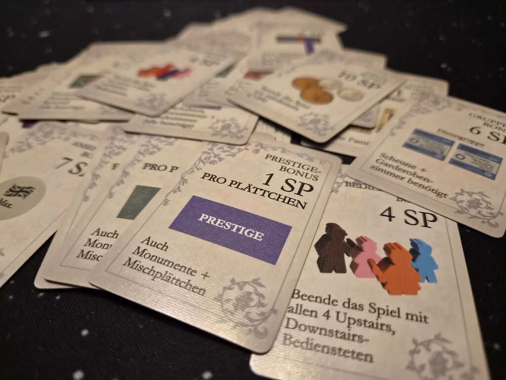 Karten mit Text, Symbolen und Bildern von Spielmaterial.